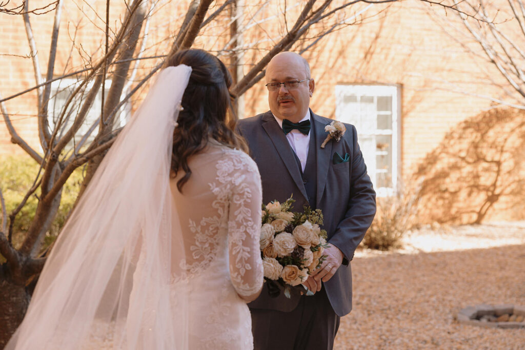 Cozy winter wedding in VA